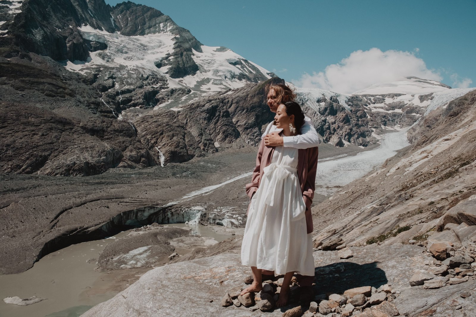 Braut vor einem Gletscher und schneebedeckten Bergen.