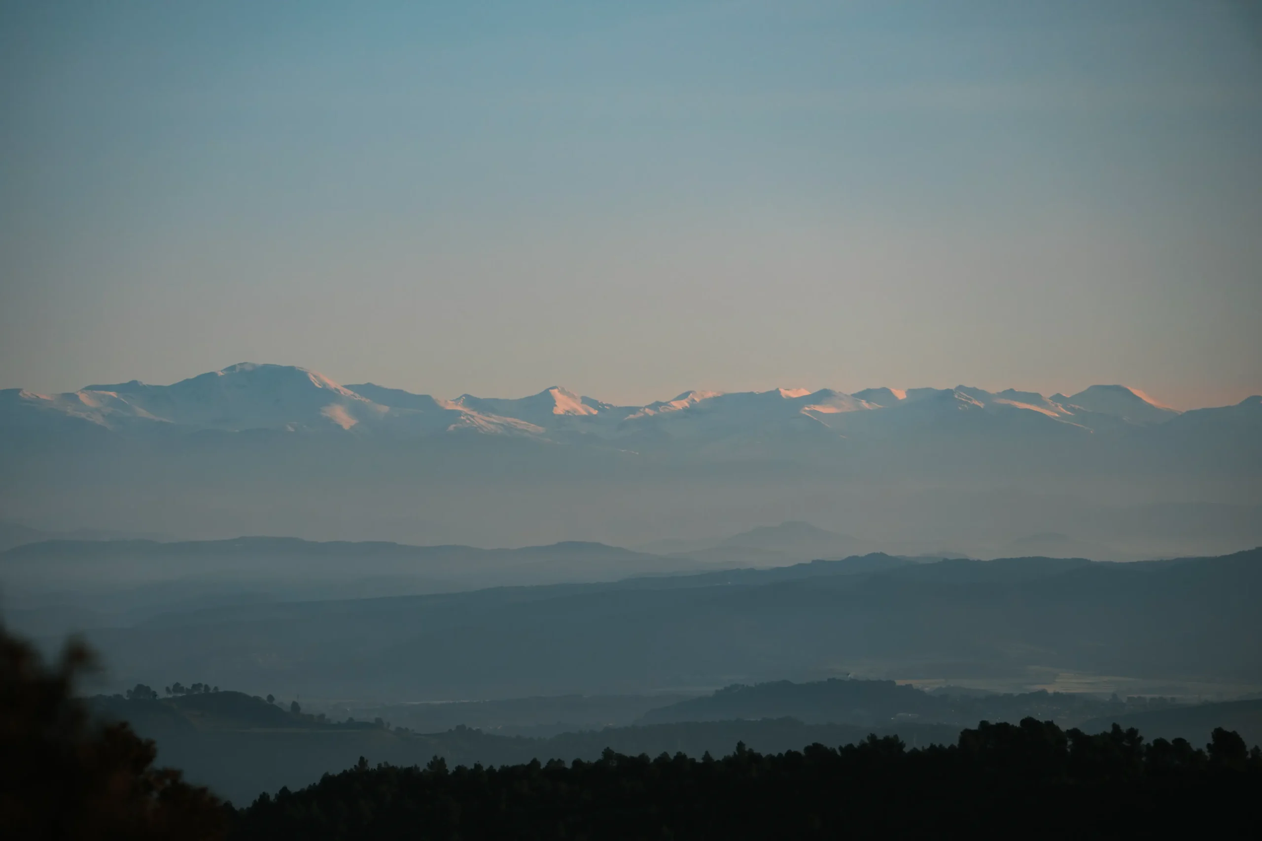 Bergketten verlieren sich im morgendlichen Dunst.