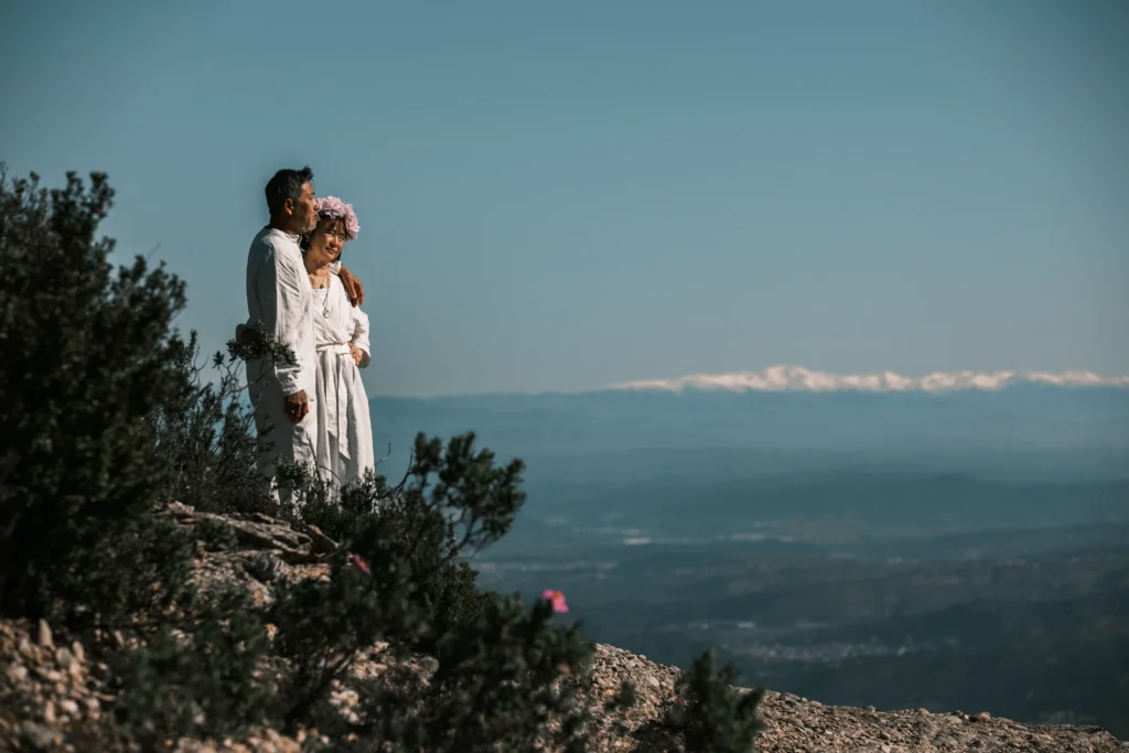 Couple standing at the edge of a viewpoint above the valley.